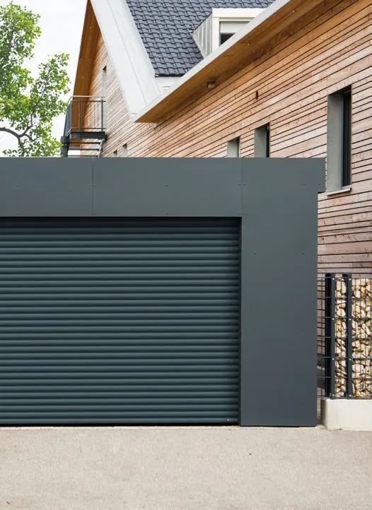 Anthrazitfarbenes Rolltor an moderner Garage – Garagentore in Wesendorf von REIMANN