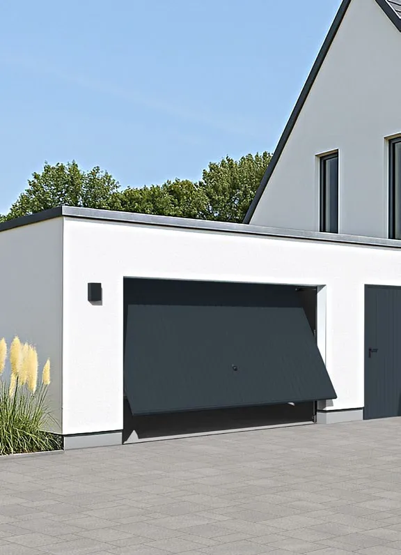 Anthrazitfarbenes Schwingtor halb geoeffnet an weissem Haus – Garagentore in Hankensbüttel von REIMANN